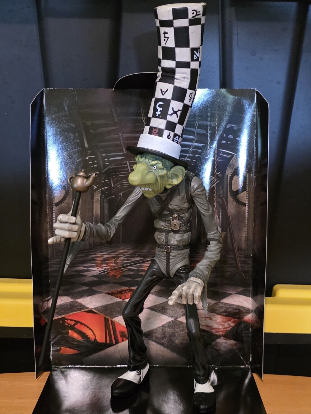 American McGee's Alice Mad Hatter Collectible Figurine - Picture 3 of 9
